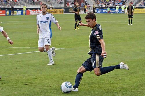 Shea Salinas crosses past Bobby Convey