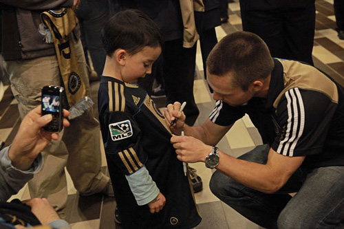 McInerney signs a young fan's shirt