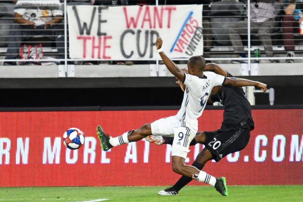 Fafa Picault tried to defend the pass from Jalen Robinson